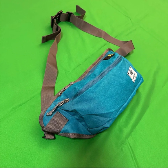 $36 for 2 pic  New cross-body Bag / Hiking Bag / Shoulder Bag / Running Bag - Picture 2 of 5